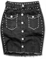 Crna traper suknja oživljena ukrasnim srebrnim zakovicama