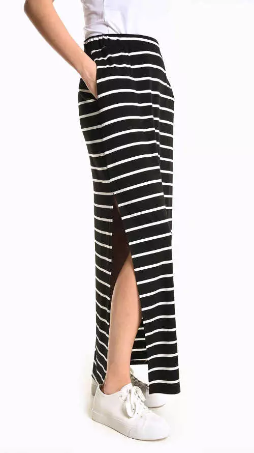 Suknja u crno-bijeloj kombinaciji sa prorezima