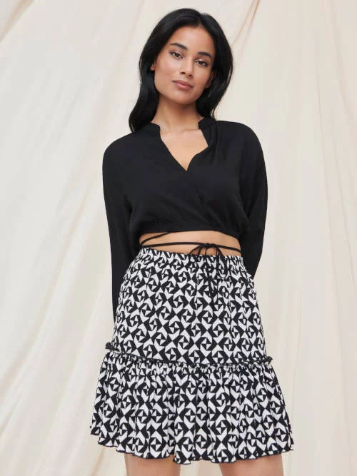 Kratka crno-bijela okrugla suknja s uzorkom i elastičnim strukom