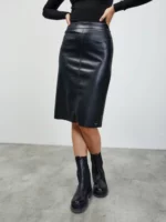 Crna kožna suknja midi dužine idealna za čizme
