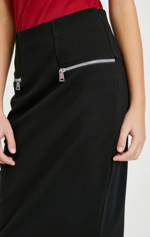 Crna ženska suknja s prepoznatljivim patentnim zatvaračima