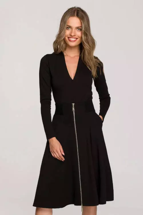 Crna suknja A kroja s patentnim zatvaračem sprijeda