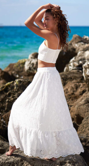 Dugačka bijela ženska suknja s perforacijama idealna za ljetovanje na moru
