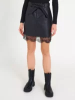 Mini suknja od umjetne kože u crnom dizajnu s čipkastim rubom