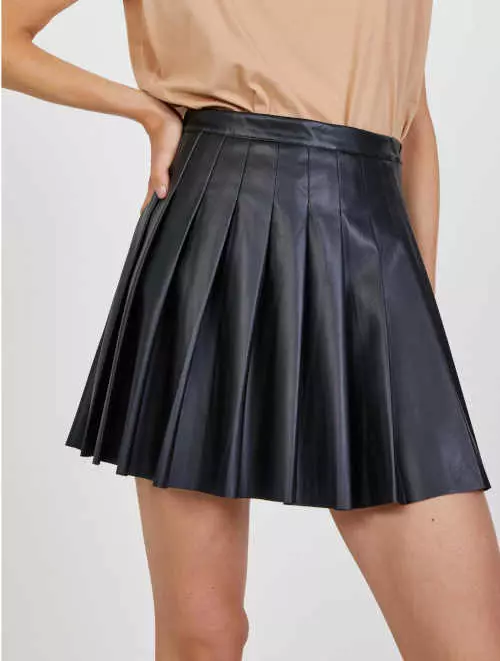Kratka suknja od umjetne kože